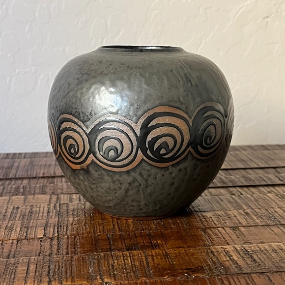 Pottery Vase w/ Swirl Design - Picture 1 of 5